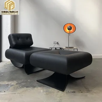 легкое роскошное дизайнерское металлическое кожаное кресло особой формы для отдыха в гостиной гостиничной виллы с односпальным диваном 4