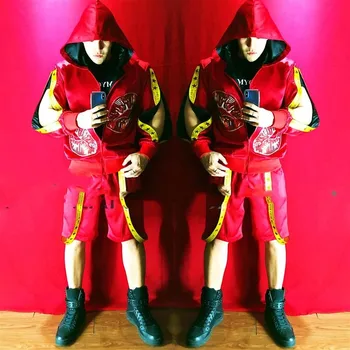 Певец из баров и ночных клубов DJ GOGO в атласно-красном костюме в стиле хип-хоп с разрезом для губ