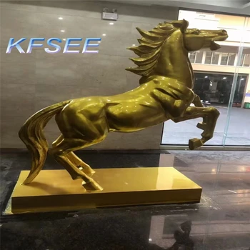 Просто повезло увидеть супер статую Kfsee на открытом воздухе