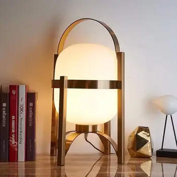 Современная простая настольная лампа в золотой раме с четырьмя ножками, модель дизайнерской спальни, креативный стеклянный шар, Маленький ночник 9